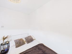 BEDROOM - click for photo gallery